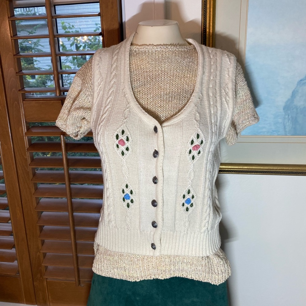 Vintage cream knit sweater vest with flowers and silver buttons best fit small